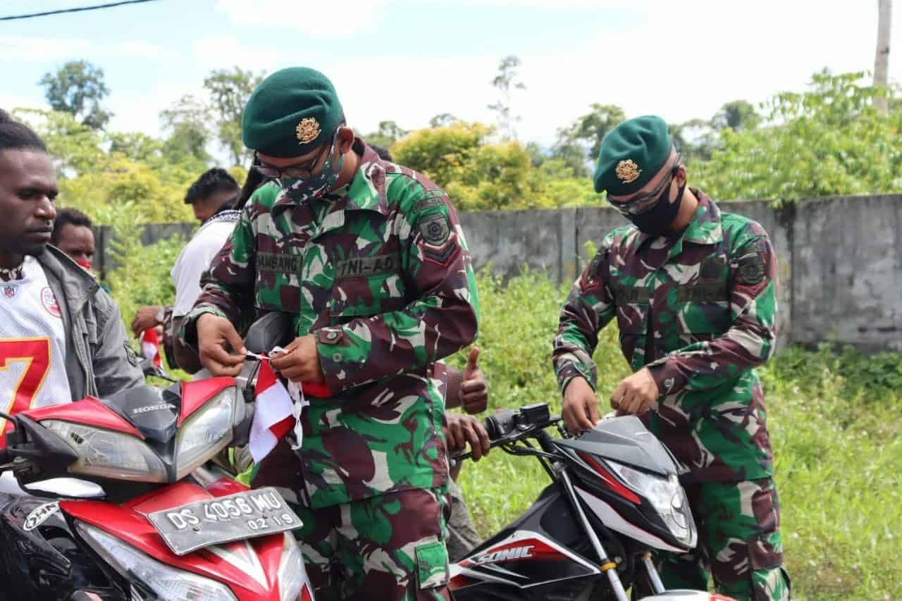 Peringati Hari Lahir Pancasila, Yonif 754 Bagikan Bendera Merah Putih di Papua