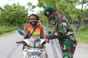 Peringati Hari Lahir Pancasila, Yonif 754 Bagikan Bendera Merah Putih di Papua