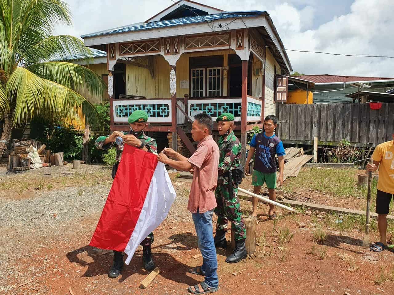 Gelora Cinta Tanah Air, Satgas Yonif 623 dan Warga Perbatasan Kibarkan Merah Putih