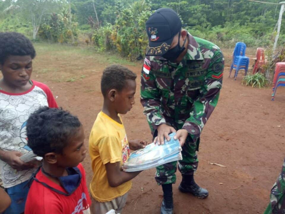 Hadiah Buku Satgas Yonif 411, Motivasi Anak Papua Belajar di Rumah