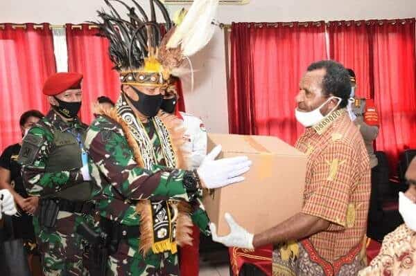 Danjen Kopassus Salurkan Bansos ke Komunitas Papua Terdampak Covid-19