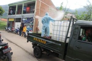 Cegah Penyebaran Covid-19 Disjasad Lakukan Penyemprotan Disinfektan