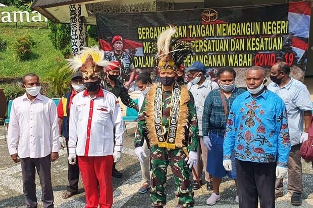 Danjen Kopassus Salurkan Bansos ke Komunitas Papua Terdampak Covid-19