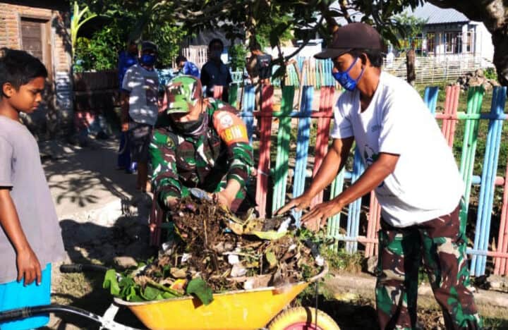 Jelang Lomba Kampung Sehat, Babinsa Kodim 1607/Sumbawa Ajak Warga Gotong Royong