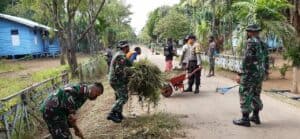 Tingkatkan Kebersamaan, Satgas Yonif 125 dan Warga Gotong Royong Bersihkan Jalan Kampung