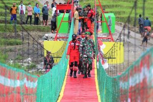 Bangun Jembatan Gantung, Satgas Yonif 132 Wujudkan Mimpi Warga Perbatasan