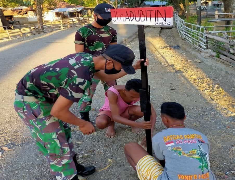 Satgas Yonif 142 Pasang Plang Nama Jalan di Dusun Perbatasan