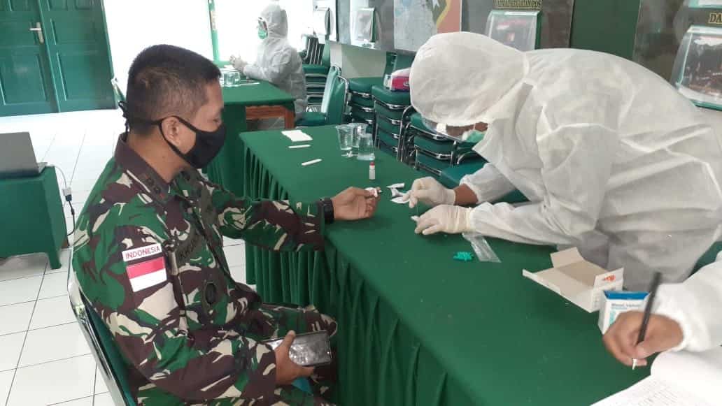 Hasil Rapid Test 400 Orang Personel Satgas Pamtas Yonif R 142/KJ Dinyatakan Negatif