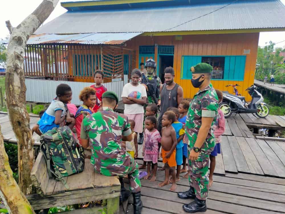 Pengobatan Keliling Kampung, Satgas Yonif 754 Jaga Kesehatan Masyarakat Asmat