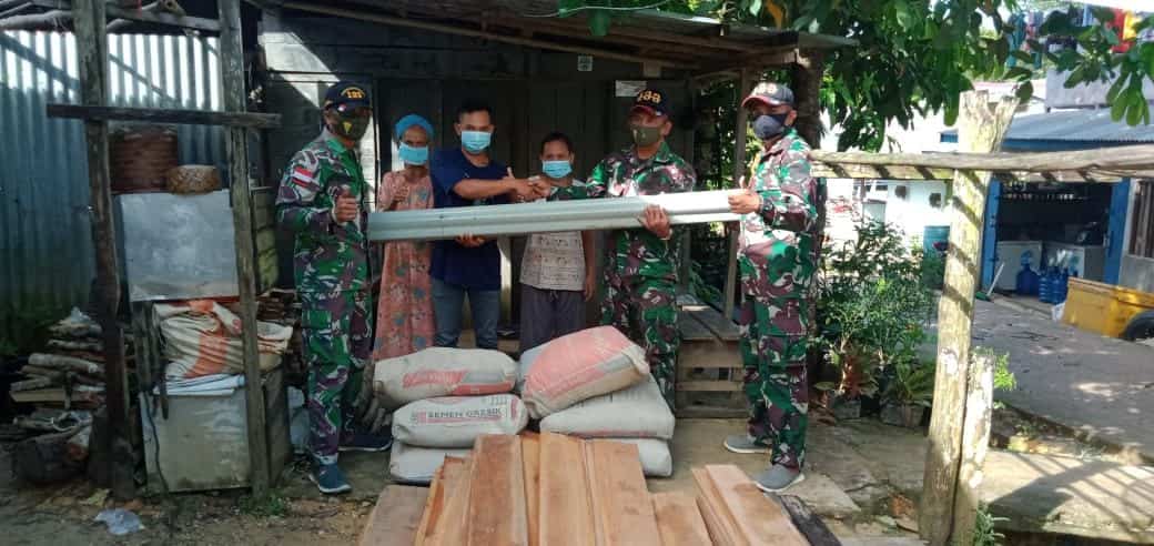 Satgas Yonif 133/YS Bantu Material Pembangunan Rumah Warga di Tapal Batas