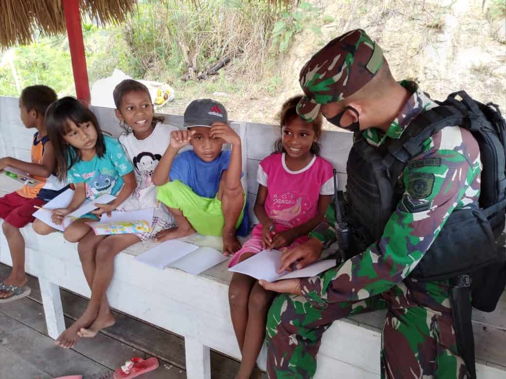 Bantu Cerdaskan Anak Papua, Satgas Yonif MR 413/Bremoro Berikan Bimbingan Belajar Lapangan