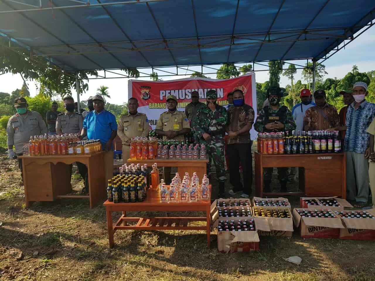 Sinergitas TNI – Polri Sambut Hari Bhayangkara, Satgas Yonif 754 Musnahkan 1034 Botol Miras