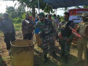 Sinergitas TNI – Polri Sambut Hari Bhayangkara, Satgas Yonif 754 Musnahkan 1034 Botol Miras