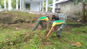 Jaga Kebersihan Lingkungan, Satgas Yonarmed 9 Bersihkan Tribun Kecamatan Patani Utara