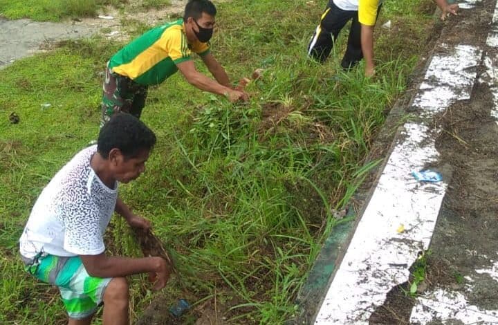 Jaga Kebersihan Lingkungan, Satgas Yonarmed 9 Bersihkan Tribun Kecamatan Patani Utara