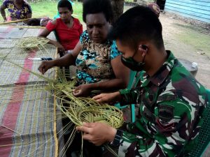 Gali Potensi Sumber Daya Alam, Satgas Yonif 125 Ajarkan Warga Sota Kerajinan Tangan Anyaman Lidi