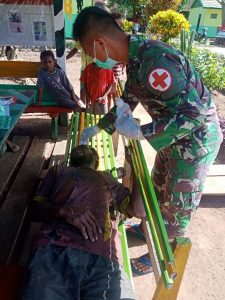 Alami Kecelakaan Tunggal, Warga Kampung Toray Diobati Satgas Yonif 125/Si’mbisa