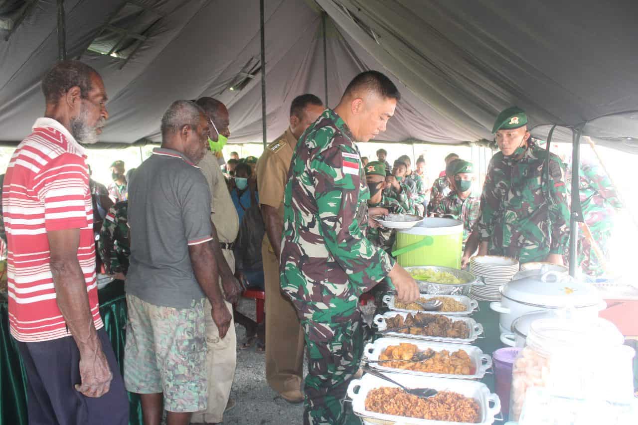 Eratkan Persaudaraan, Satgas Yonif 125 Gelar Makan Bersama Warga Bupul