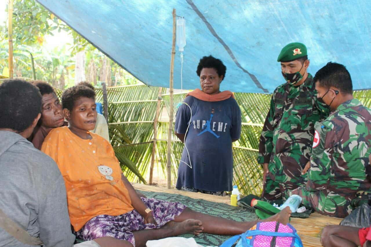 Peduli Kesulitan Warga, Satgas Yonif 125 Bantu Evakuasi Seorang Ibu yang Hendak Melahirkan