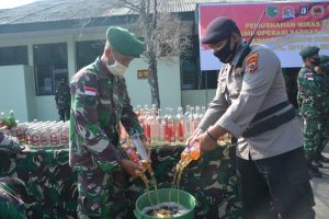 Ribuan Botol Miras dan Ganja Hasil Sitaan Satgas Dimusnahkan di Korem 172/PWY