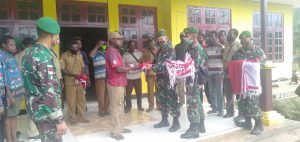 Pupuk Jiwa Nasionalisme dan Cinta Tanah Air, Satgas Yonif 125 Bagikan Bendera Merah Putih Kepada Warga Yanggandur