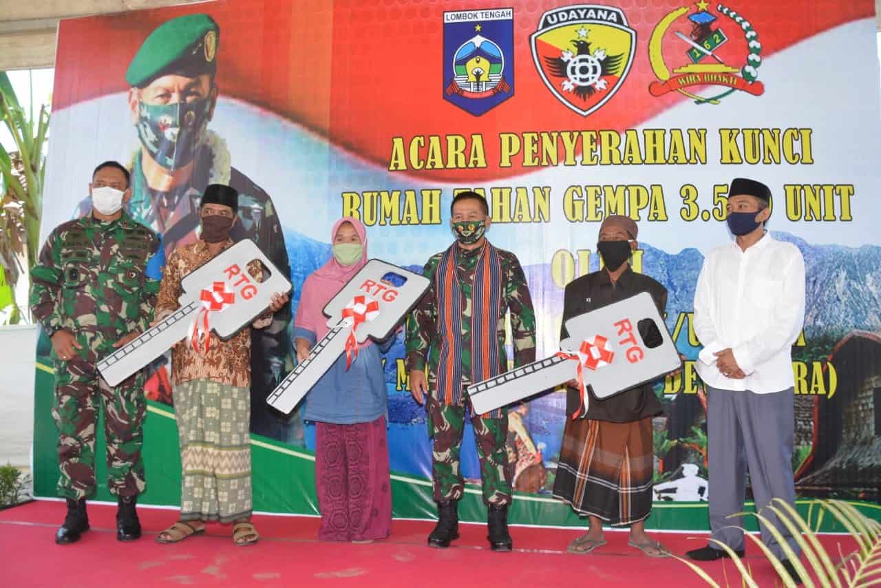 Pangdam IX/Udy Serahkan Kunci RTG Bagi Warga Korban Gempa NTB