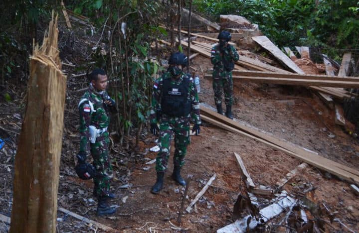 Patroli Hutan, Satgas Yonif 623 Cegah Pembalakan Liar Hutan Lindung Perbatasan