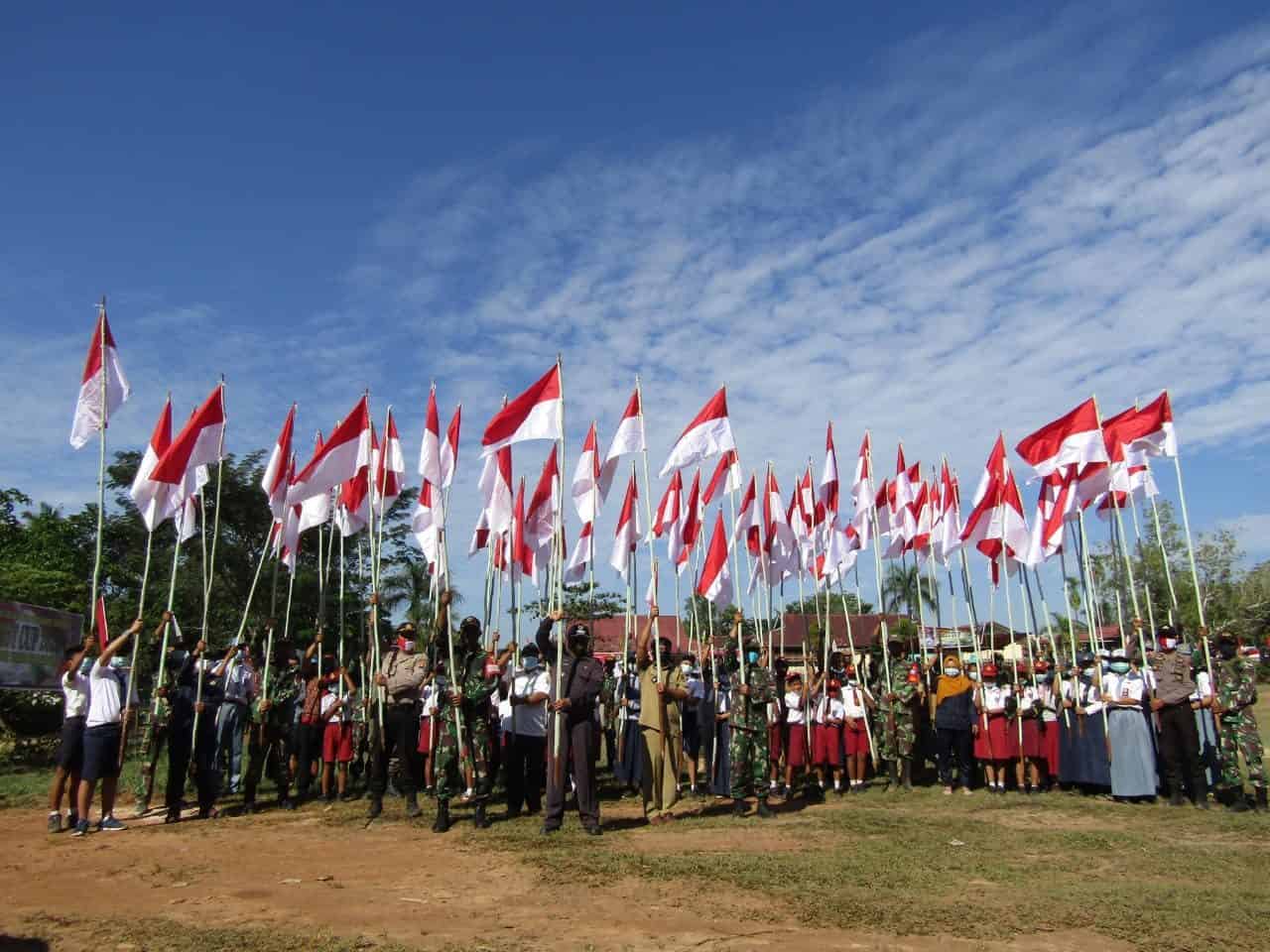 Pasang 300 Bendera, Satgas Yonif 133 Bersama Masyarakat Merah Putihkan Desa di Perbatasan