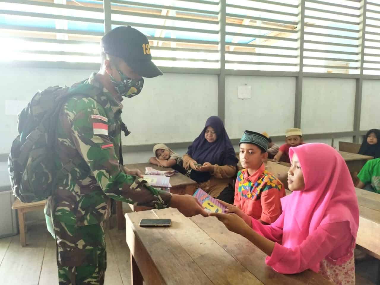 Bakti Pendidikan Jelang Purna Tugas, Satgas Yonif 133 Bagikan Buku dan Alat Tulis di Perbatasan