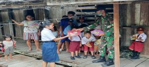 Bakti Pendidikan Jelang Purna Tugas, Satgas Yonif 133 Bagikan Buku dan Alat Tulis di Perbatasan