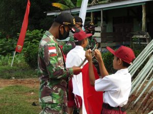 Pasang 300 Bendera, Satgas Yonif 133 Bersama Masyarakat Merah Putihkan Desa di Perbatasan