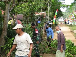 Pasang 300 Bendera, Satgas Yonif 133 Bersama Masyarakat Merah Putihkan Desa di Perbatasan