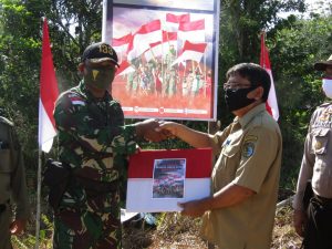 Pasang 300 Bendera, Satgas Yonif 133 Bersama Masyarakat Merah Putihkan Desa di Perbatasan