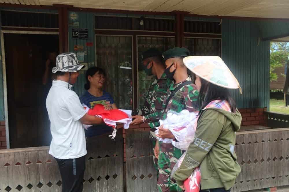 Meriahkan HUT Kemerdekaan, Satgas Yonif R 200 Bersama Karang Taruna Bagikan Bendera di Perbatasan