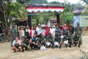 Meriahkan HUT Kemerdekaan, Satgas Yonif R 200 Bersama Karang Taruna Bagikan Bendera di Perbatasan