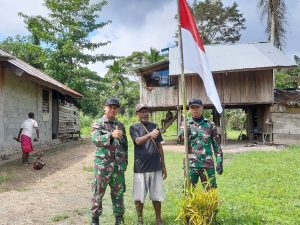 Bagikan Bendera Merah Putih, Satgas Yonif 312 Bersama Warga Sambut HUT RI ke 75 di Papua