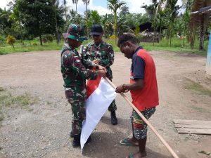 Bagikan Bendera Merah Putih, Satgas Yonif 312 Bersama Warga Sambut HUT RI ke 75 di Papua