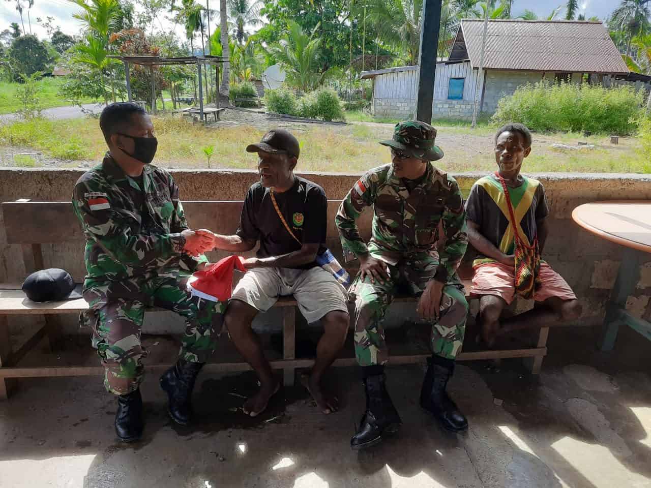 Bagikan Bendera Merah Putih, Satgas Yonif 312 Bersama Warga Sambut HUT RI ke 75 di Papua