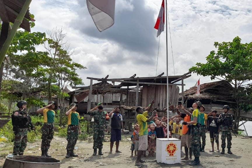 Susuri Sungai Memberamo, Satgas Yonif 754 Kibarkan Merah Putih di Papasena