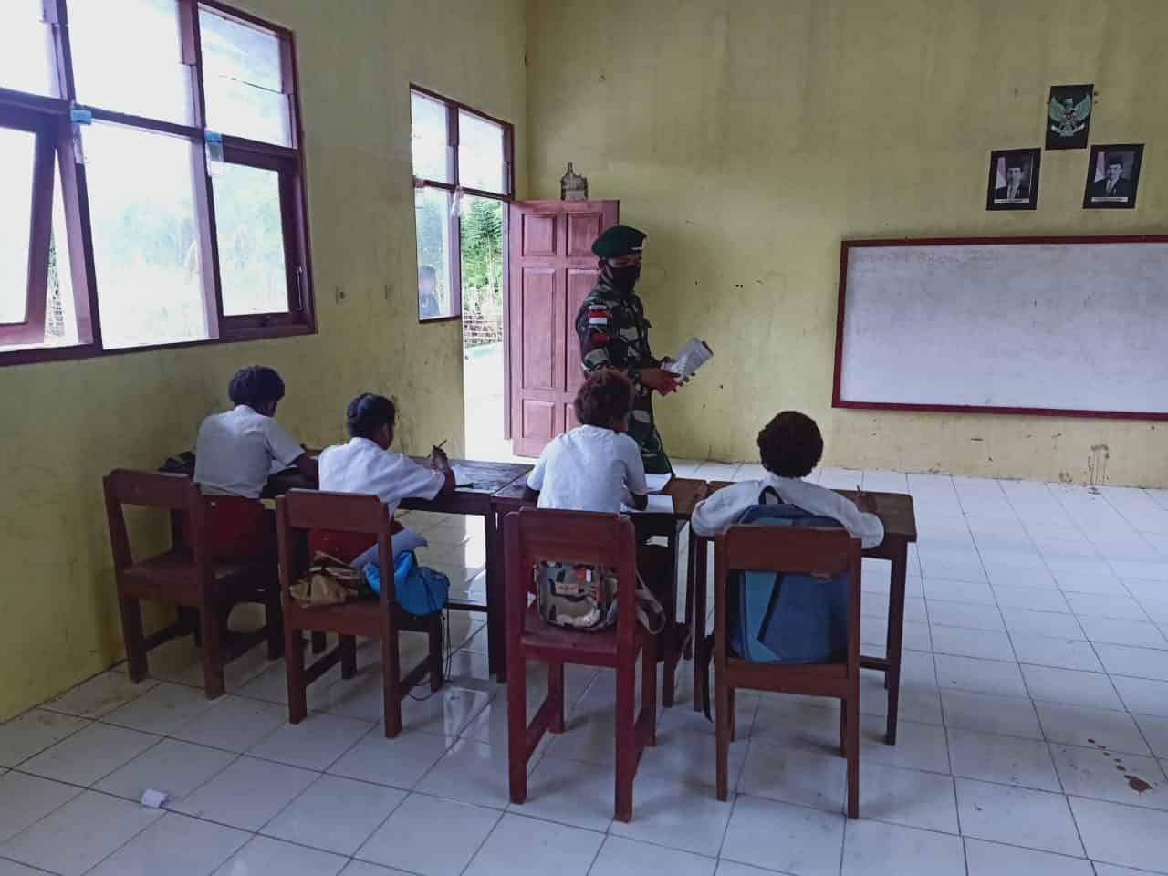 Jaga Kualitas Belajar Siswa Perbatasan, Satgas Yonif 413 Bantu Mengajar di SD Kriku