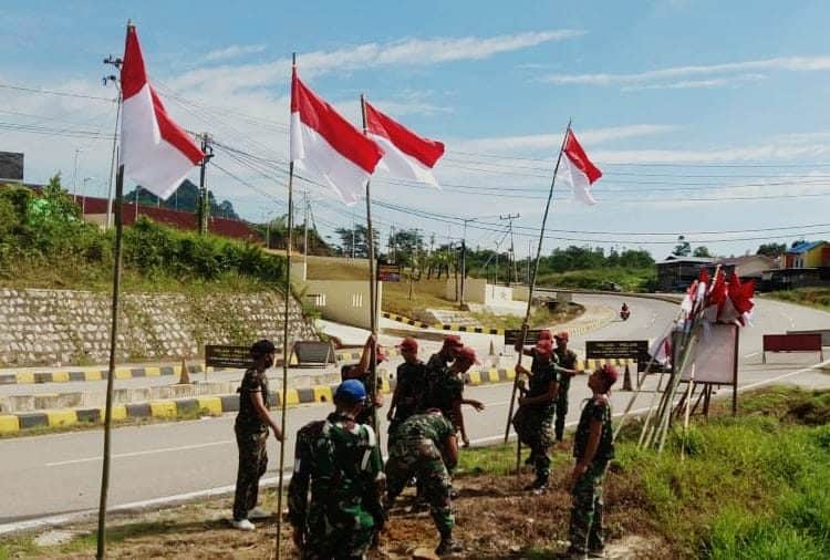 Gelorakan Semangat Kemerdekaan, Satgas Yonif R 641 Hiasi Perbatasan dengan Bendera Merah Putih