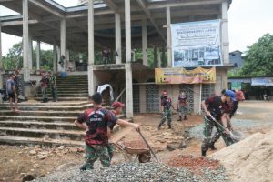 Satgas Yonif R 641 Bersama Masyarakat Perbaiki Masjid Sirotul Jannah