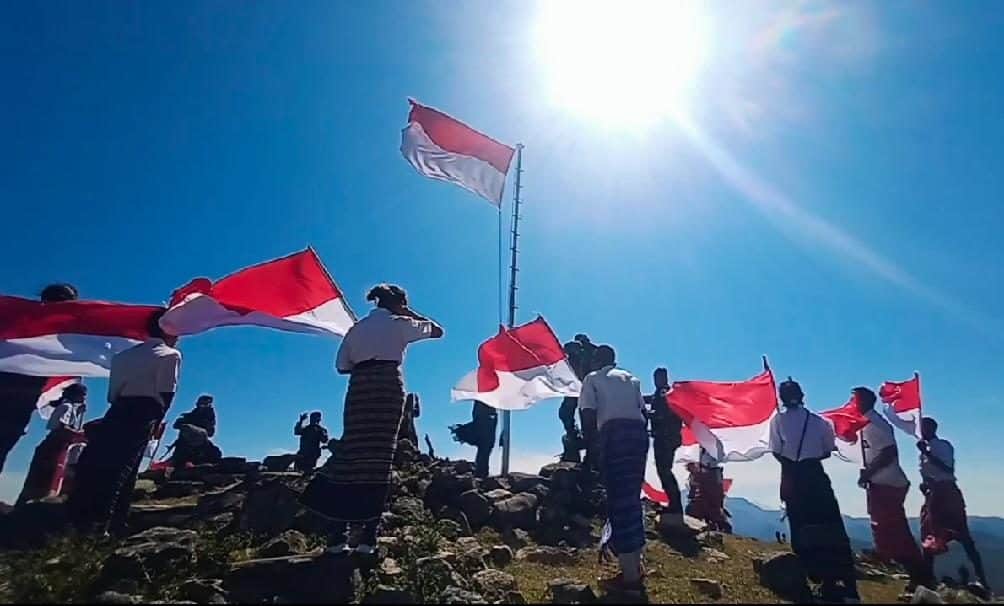 HUT RI ke-75, Satgas Yonif 744 Gelar Upacara di Atas Bukit Holjab