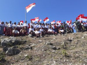 HUT RI ke-75, Satgas Yonif 744 Gelar Upacara di Atas Bukit Holjab