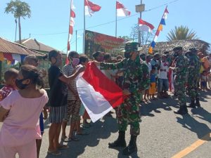 Bagikan Bendera Merah Putih, Satgas Yonif RK 744 Gugah Semangat Nasionalisme Warga Perbatasan