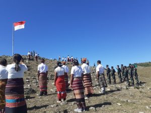 HUT RI ke-75, Satgas Yonif 744 Gelar Upacara di Atas Bukit Holjab