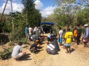 Satgas Yonif RK 744 Bersama Masyarakat Perbaiki Jalan Desa di Wiltas