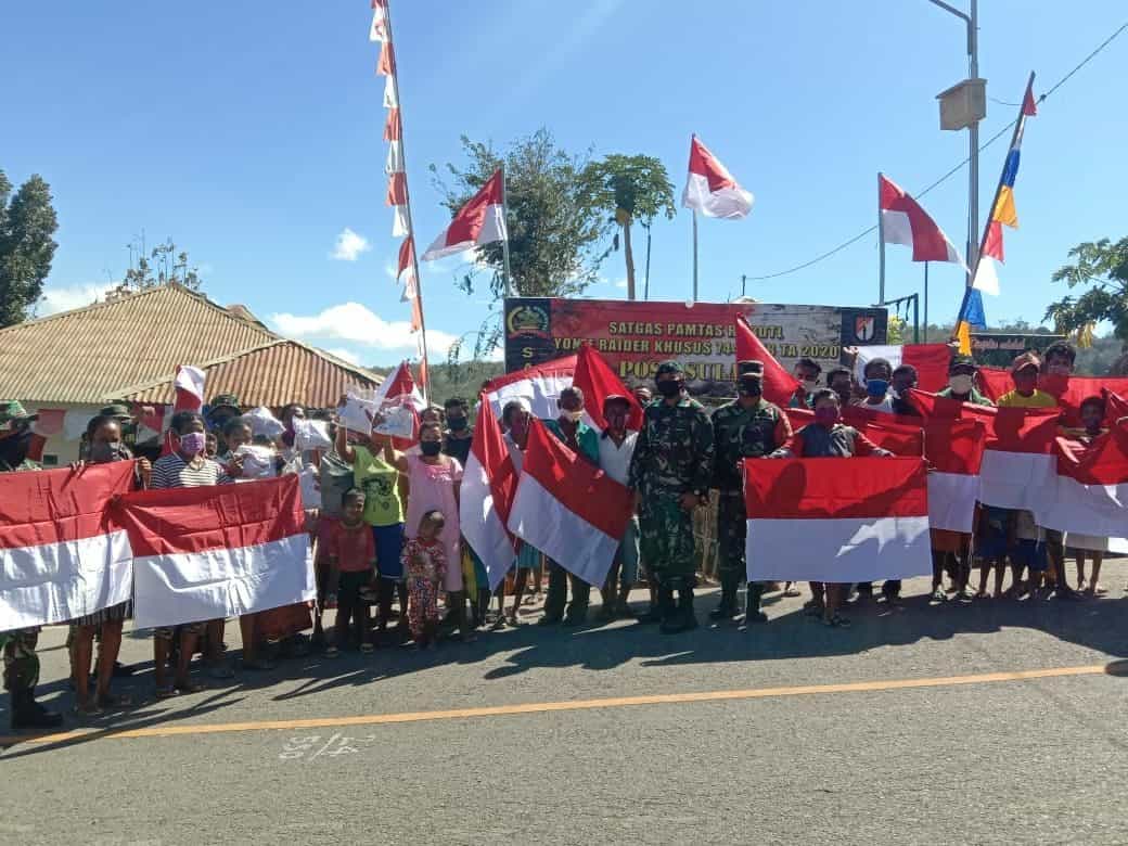 Bagikan Bendera Merah Putih, Satgas Yonif RK 744 Gugah Semangat Nasionalisme Warga Perbatasan