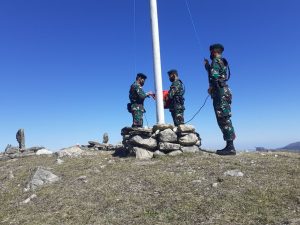 HUT RI ke-75, Satgas Yonif 744 Gelar Upacara di Atas Bukit Holjab