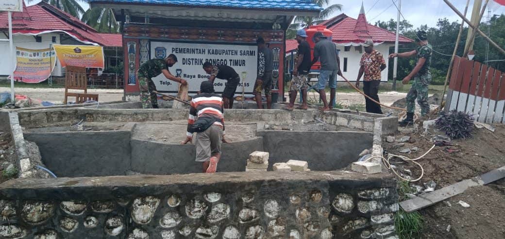 Satgas Yonif 754 Bantu Buat Taman dan Kolam di Kantor Distrik Bonggo